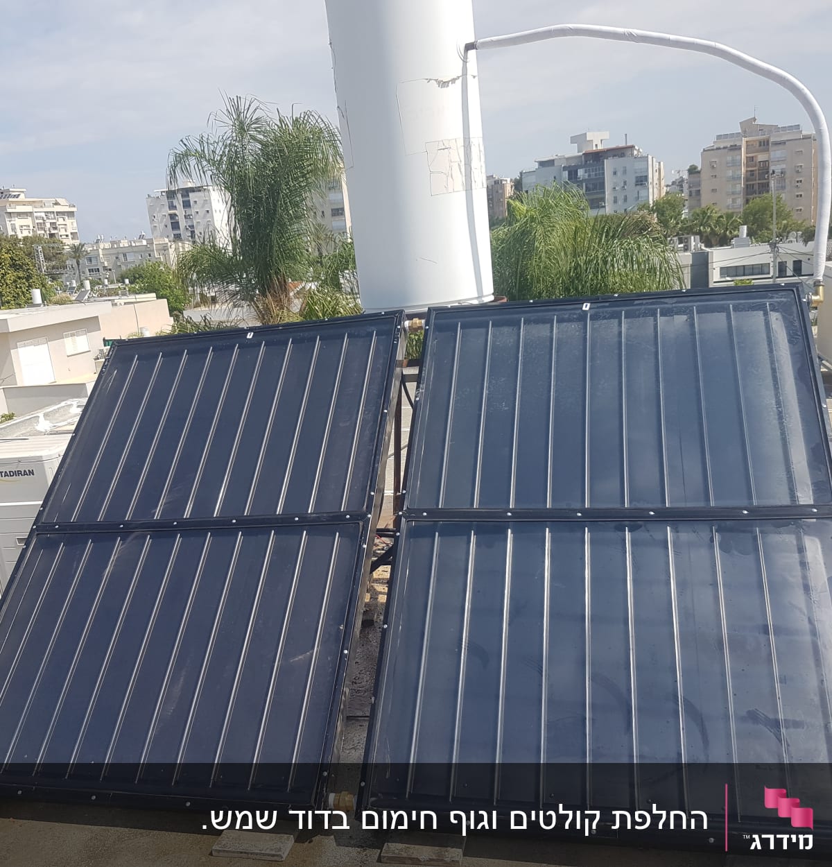 דוד שמש עם קולטים על גג בניין